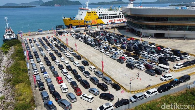 Kendaraan Lintasi Pelabuhan Bakauheni Lampung 768x433