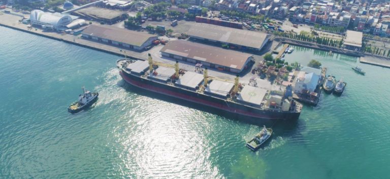 bongkar muat di pelabuhan soekarno hatta makassar 768x354