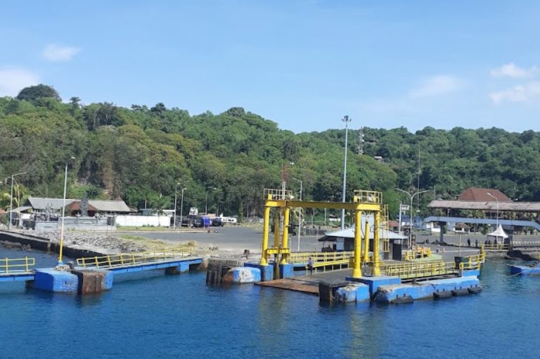 dermaga pelabuhan padang bai 768x511