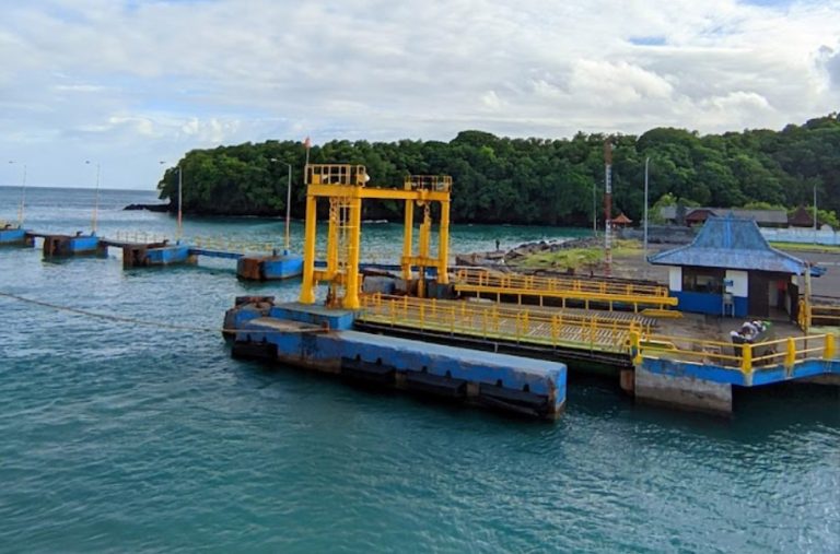 dermaga pelabuhan padang bai bali 768x507