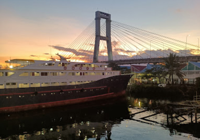 malam di pelabuhan manado