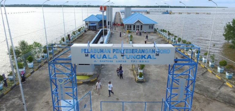 pelabuhan penyeberangan kuala tungkal 768x363