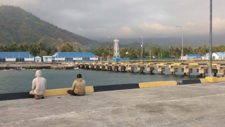 suasana sore pelabuhan tanjung silopo 768x433