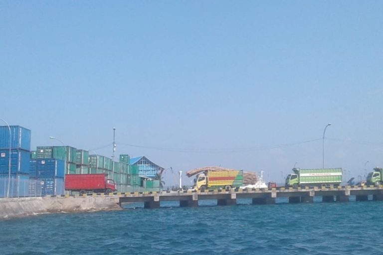 terminal peti kemas Pelabuhan murhum Bau bau 768x512