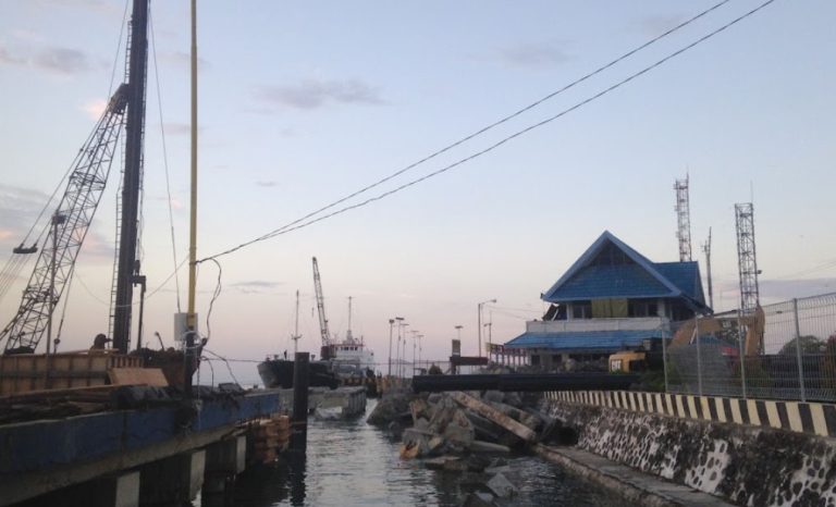 bongkar muat di palabuhan poso 768x466