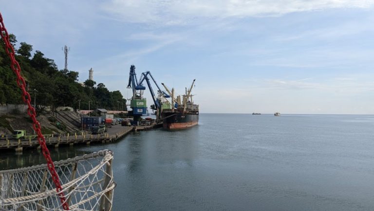 bongkar muat di pelabuhan gorontalo 768x434