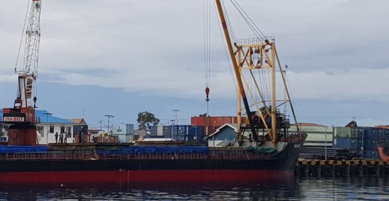 bongkar muat peti kemas di pelabuhan luwuk 768x397