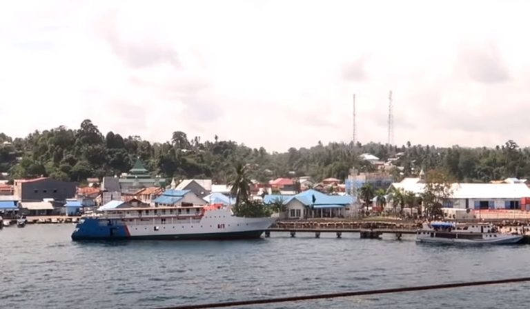kapal besar sandar di pelabuhan banggai 768x448