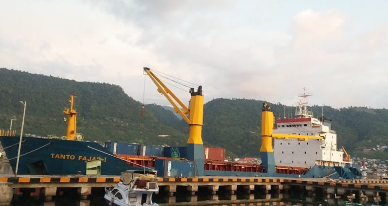 kapal besar sandar di pelabuhan luwuk 768x409