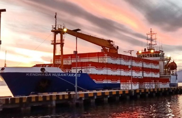 kapal kargo sandar di pelabuhan parigi 768x497