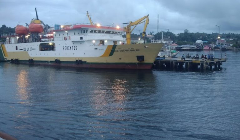 kapal perintis sandar di pelabuhan banggai 768x448