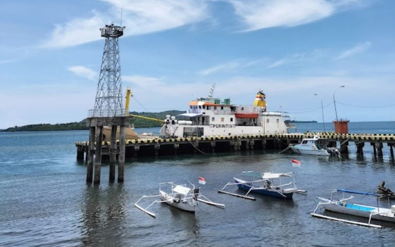 kapal perintis sandar di pelabuhan mamuju 768x480