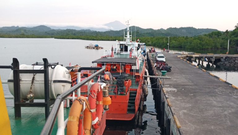 kapal sandar di pelabuhan likupang 768x434