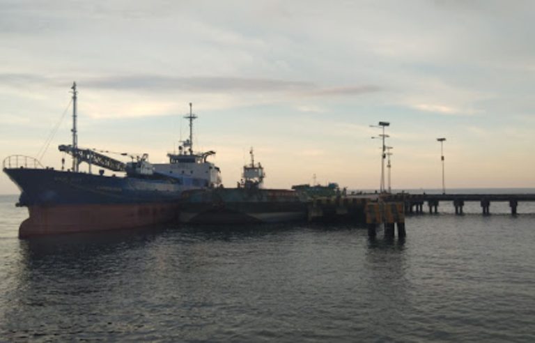 kapal sandar di pelabuhan poso 768x492