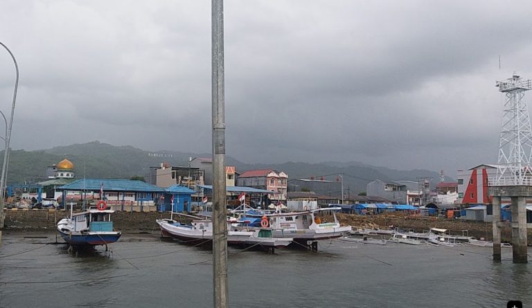 kapal sandar pelabuhan mamuju 768x446