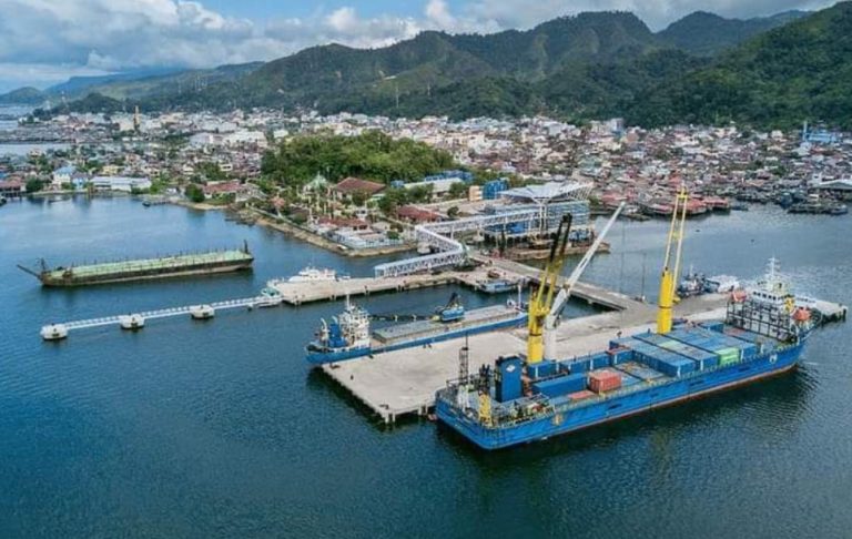 kegiatan di pelabuhan sibolga 768x486