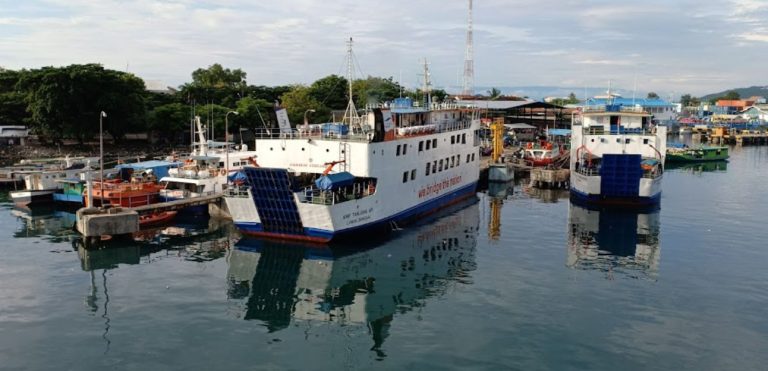 kumpulan kapal sandar di pelabuhan luwuk 768x371