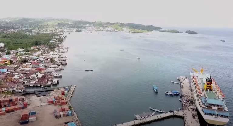 pemandangan pelabuhan banggai 768x416