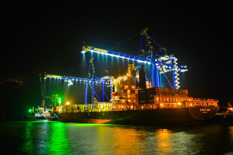 suasana malam pelabuhan kuala tanjung 768x512