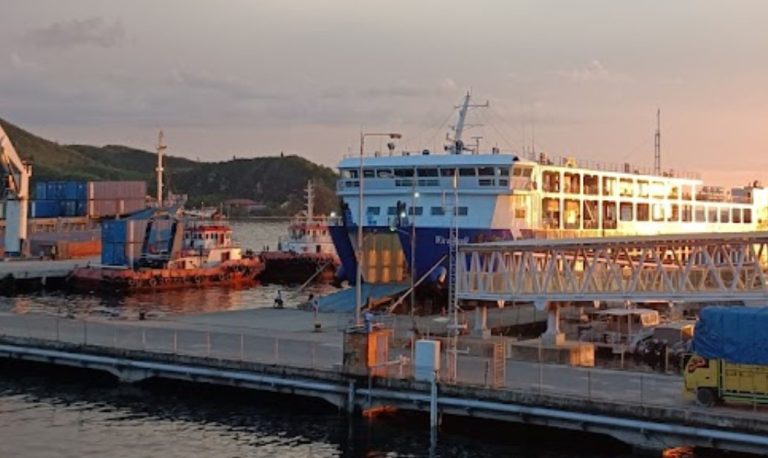 suasana sore pelabuhan sibolga 768x458